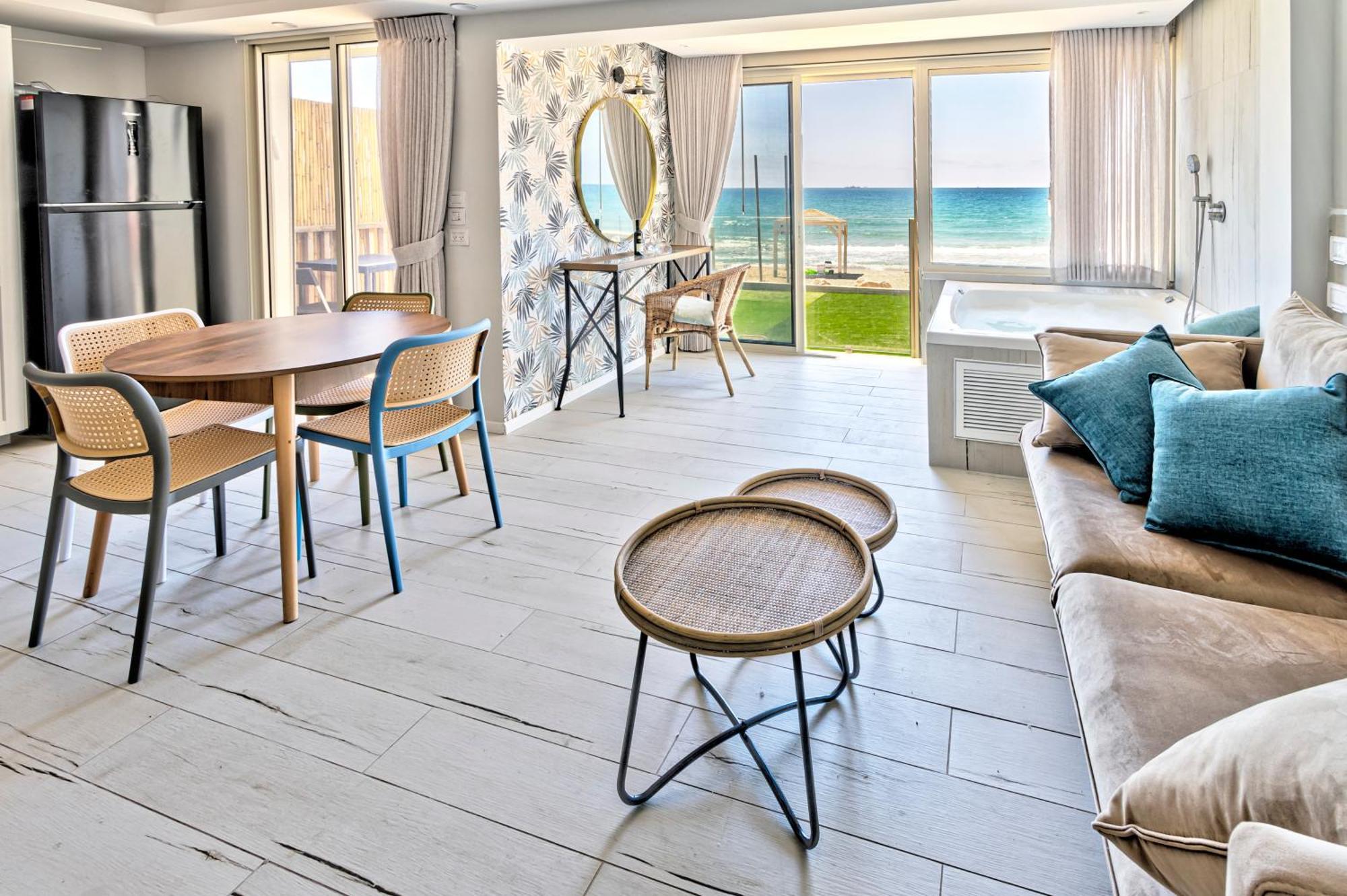 בית חוף מושלם עם גקוזי ומרפסת - Beachside Bliss W Jacuzzi ハイファ エクステリア 写真